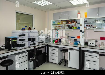 Laboratorio chimico e biologico. Interni di un laboratorio moderno, mobili e attrezzature. Foto Stock