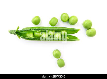 Primo piano piselli verdi freschi e crudi con piselli isolati su sfondo bianco Foto Stock