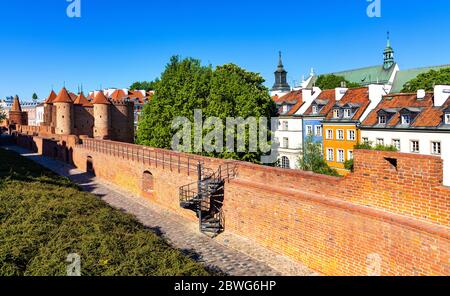 Varsavia, Mazovia / Polonia - 2020/05/10: Avamposto fortificato di Varsavia Barbican come parte di mura storiche di difesa in pietra e mattoni nella città vecchia di stare Miasto Foto Stock