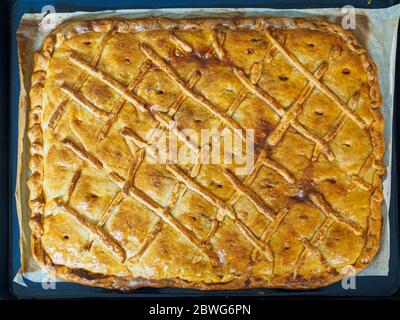 Torta galiziana ripiena di carne e tonno, tipica cucina spagnola Foto Stock