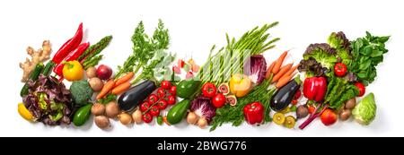 Disposizione di frutta e verdura in molti colori appetitosi in una fila, concetto per uno stile di vita sano basato su piante e fitness, formato ampio Foto Stock