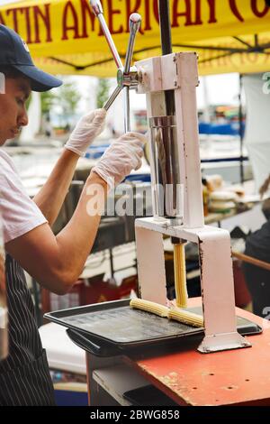 TORONTO, CANADA - 17 GIUGNO 2017: Fare un churros messicano tradizionale. Cibo di strada Foto Stock