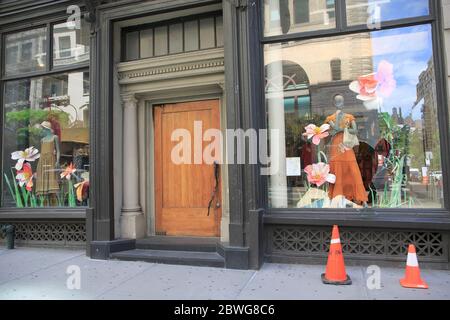 Anthropologie store finestre schiacciate da vandali e looters dopo una notte di proteste sulla morte George Floyd mentre in custodia della polizia Minneapolis. 1 giugno 2020, 5th Avenue, Flatiron District, Lower Manhattan, New York City. Foto Stock