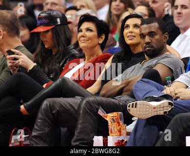 Khloe Kardashian, Kris Kardashian, Kim Kardashian, Bruce Jenner e Kanye West seduti insieme in prima fila della partita di basket, dicembre 2012 Foto Stock