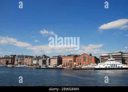 Una giornata estiva sull'acqua intorno alla zona della città vecchia di Oslo in Norvegia Foto Stock