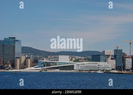 L'Opera House di Oslo sul lungomare in Norvegia Foto Stock