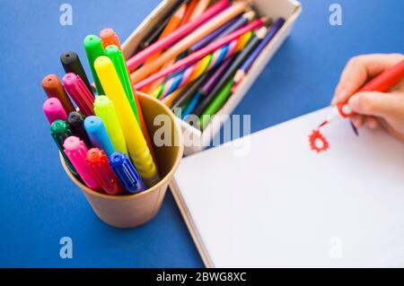 Disegno a mano del bambino con matite colorate e pennarelli in un