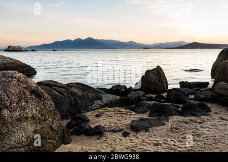 Spiaggia rocciosa di Palmeiras Beach. Florianopolis, Santa Catarina, Brasile. Foto Stock