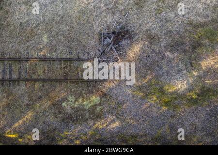 Vista drone delle vecchie ferrovie arrugginite terminano durante la primavera. Foto Stock