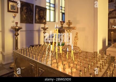 Murmansk, Penisola di Kola, Russia - 06 aprile 2019: Candele di cera brucianti in una chiesa ortodossa. Cerimonia di servizio commemorativo del defunto in CH cristiano Foto Stock