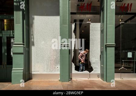 Un negozio H&M saccheggiato a Soho a New York dopo aver saccheggiato durante le proteste della notte precedente, riferite alla morte di George Floyd, avvenuta lunedì 1 giugno 2020. (© Richard B. Levine) Foto Stock