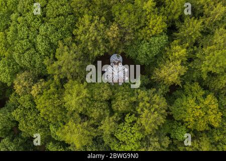 Vista del drone del tetto della torre nella tettoia centrale del tetto. Foto Stock