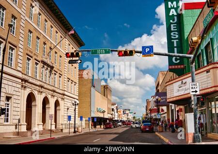 Elizabeth Street, New Brownsville City Hall (1931) sulla sinistra, Brownsville, Rio Grande Valley, Texas, Stati Uniti Foto Stock