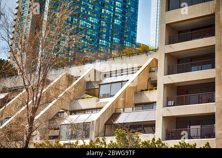 TORONTO - 25 aprile 2020: Moderni edifici condomini con giardino nel centro di Toronto, Canada. Foto Stock