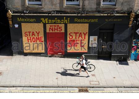 Edimburgo, Scozia, Regno Unito. 1 Giugno 2020. Ristorante messicano del centro città con graffiti di supporto per i lavoratori NHS, si è imbarcato in su a causa della pandemia di Coronavirus. I pub e i ristoranti dovrebbero essere gli ultimi posti pubblici ad essere liberati dalle misure di blocco attualmente in vigore. Credit: Craig Brown/Alamy Live News Foto Stock