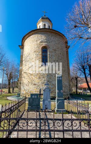 Sopot, Belgrado / Serbia - 16 febbraio 2020: Chiesa ortodossa serba di San Pietro e Paolo, situata sulle pendici del monte Kosmaj n Foto Stock