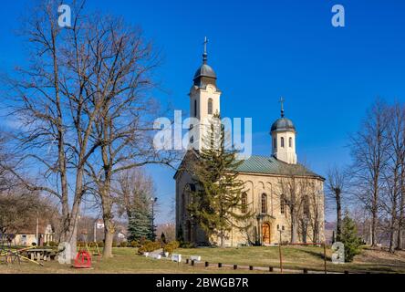 Chiesa ortodossa serba di San Apostoli Pietro e Paolo, situata sulle pendici del monte Kosmaj vicino a Belgrado, Serbia Foto Stock