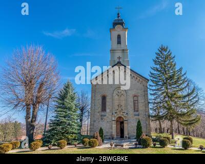 Chiesa ortodossa serba di San Apostoli Pietro e Paolo, situata sulle pendici del monte Kosmaj vicino a Belgrado, Serbia Foto Stock