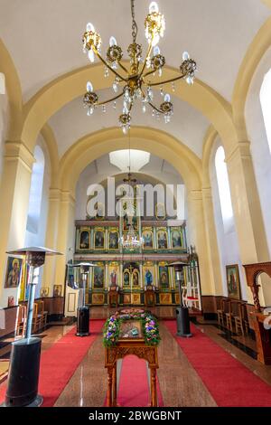 Sopot, Belgrado / Serbia - 16 febbraio 2020: Interno della chiesa ortodossa serba di San Pietro e Paolo, situata sulle pendici del Kosma Foto Stock