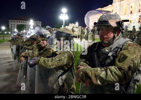 ST PAUL, MINNESOTA, USA - 30 maggio 2020 - i soldati della Guardia Nazionale del Minnesota e gli Airmen si levano in piedi durante la notte accanto alle forze dell'ordine locali, protectin Foto Stock