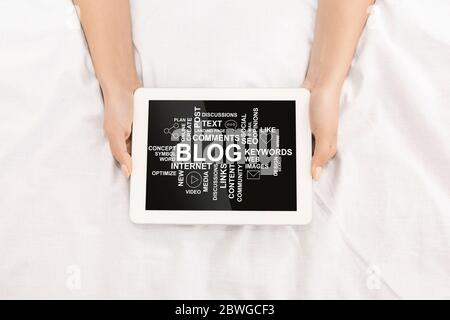 Vista dall'alto della tavoletta femminile con le mani sullo schermo e le nozioni di blogging, collage Foto Stock
