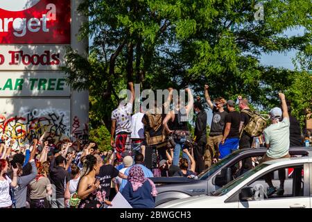 Minneapolis, Stati Uniti. 31 maggio 2020. Minneapolis, MN - 31 maggio 2020: Gruppo di manifestanti sulla scena della protesta della George Floyd Black Lives il 31 maggio 2020 a Minneapolis, Minnesota. Credit: Jake Hangedegard/The Photo Access Credit: The Photo Access/Alamy Live News Foto Stock