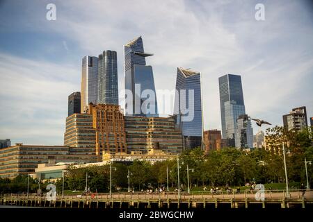 Il complesso Hudson Yards e l'edificio Starrett-Lehigh a New York domenica 24 maggio 2020 (© Richard B. Levine) Foto Stock