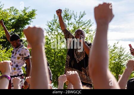 Minneapolis, Stati Uniti. 31 maggio 2020. Minneapolis, MN - 31 maggio 2020: Gruppo di manifestanti sulla scena della protesta della George Floyd Black Lives il 31 maggio 2020 a Minneapolis, Minnesota. Credit: Jake Hangedegard/The Photo Access Credit: The Photo Access/Alamy Live News Foto Stock