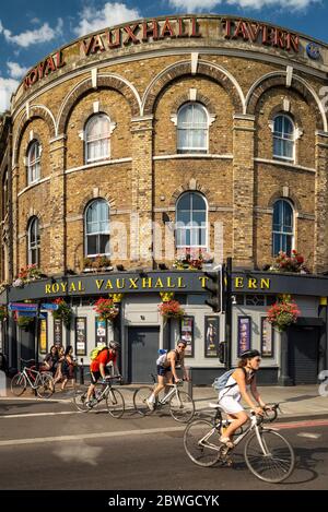 Ciclisti di fronte alla Vauxhall Tavern un luogo storico gay con serate di club e drag acts. Grado 2 elencato per LGBTQ importanza per la comminity. Foto Stock