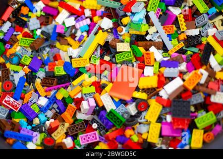 Mosca, Russia - 04 ottobre 2019: Mosca, Russia - 04 ottobre 2019: Texture di mattoni giocattolo colorati sfondo lego. Fuoco morbido, vista dall'alto Foto Stock
