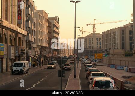 DUBAI, 2020 febbraio : Deira strade con la gente del posto, nuovi e vecchi edifici residenziali, Emirati Arabi Uniti. Vecchia area autentica di Dubai. Foto Stock