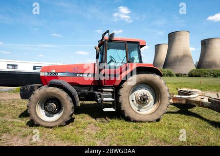 Trattore rosso grande agganciato ad un rimorchio Foto Stock