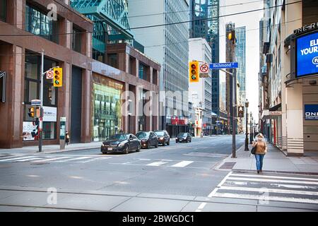 Toronto, Ontario, Canada - 8 aprile 2020: Centro di Toronto durante la pandemia di Coronavirus. Rari passanti sulla strada di Toronto durante la corsa nostra. Foto Stock