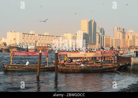 Dubai, Emirati Arabi Uniti - Febbraio 2020 : vecchie barche tradizionali nella baia di Dubai Creek, famoso taxi d'acqua. Foto Stock