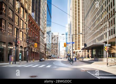 Toronto, Ontario, Canada - 8 aprile 2020: Centro di Toronto durante la pandemia di Coronavirus. Rari passanti sulla strada di Toronto durante la corsa nostra. Foto Stock