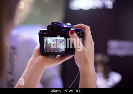 Mosca, Russia - 04 ottobre 2019: Mosca, Russia - 04 ottobre 2019: Nuova telecamera senza specchio sony Alpha a7 III 3 in mani femminili che punta a sony Foto Stock