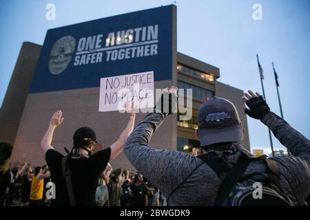 Austin, Texas, Stati Uniti. 1 Giugno 2020. I manifestanti hanno messo le mani in su mentre cantavano 'mani in su, non sparare 'fuori del quartier generale della polizia durante le proteste ad Austin, Texas. I dimostranti protestavano in risposta alla morte di G. Floyd a Minneapolis e alla morte di Michael Ramos in un'officer-impliced sparatoria ad Austin. Credit: Mikala Compton/ZUMA Wire/Alamy Live News Foto Stock