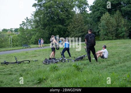 Glasgow, Scozia, Regno Unito. 1 Giugno 2020. Pugilato nel Queen's Park in una serata calda e soleggiata. Il governo scozzese ha annunciato il 28 maggio un allentamento delle regole di blocco del coronavirus. Credit: Notizie dal vivo SKULLY/Alamy Foto Stock