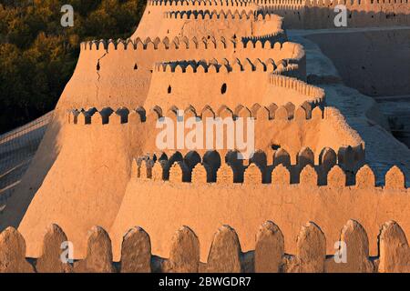 Antiche mura della città di Khiva al tramonto, Uzbekistan Foto Stock