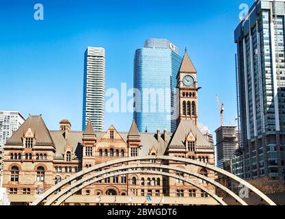 Toronto, Canada - 8 aprile 2020: Centro di Toronto con vista sul vecchio municipio, Ontario Foto Stock