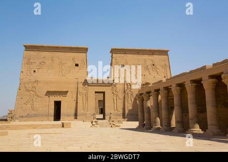 Colonnato orientale (a destra), il primo pilone, il tempio di Iside, patrimonio dell'umanità dell'UNESCO, l'isola di Philae, Assuan, Egitto Foto Stock