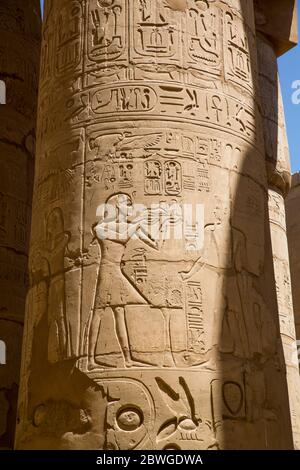 Colonna, Grande Sala dell'Ipotstile, complesso del Tempio di Karnak, Sito Patrimonio dell'Umanità dell'UNESCO, Luxor, Egitto Foto Stock