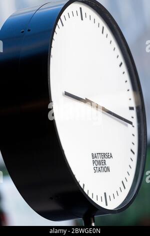 Orologio di strada alla stazione Battersea Powers Circus West Village Foto Stock