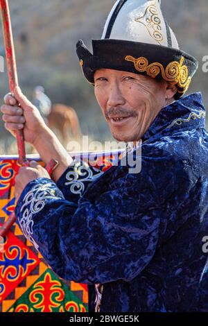 Kirghizistan uomo nomade costruzione tenda nomade conosciuta come yurt, nella zona di Bishkek, Kirghizistan Foto Stock