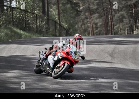 motociclette in fila su asfalto. Foto Stock