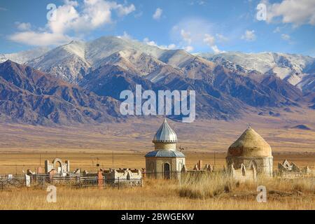 Vecchio cimitero musulmano dell'Asia centrale in Kazakistan Foto Stock