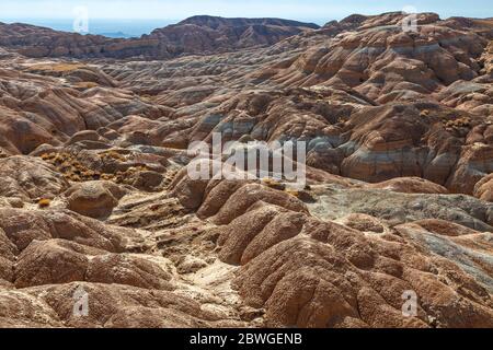 Terreni estremi e formazioni geologiche nell'area delle Montagne di Aktau, conosciuta anche come Montagne bianche, in Kazakistan Foto Stock