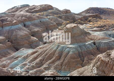 Terreni estremi e formazioni geologiche nell'area delle Montagne di Aktau, conosciuta anche come Montagne bianche, in Kazakistan Foto Stock