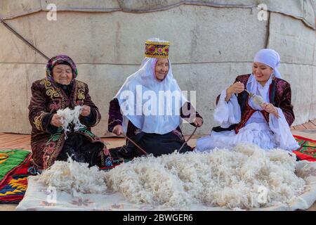 Donne anziane kazakhe che rendono la lana soffice e filatura, ad Almaty, Kazakistan Foto Stock