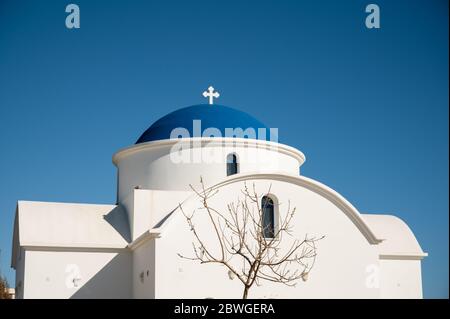 Chiesa greco-ortodossa di San Nicola sulla costa mediterranea di Geroskipou, Pahos, Cipro Foto Stock